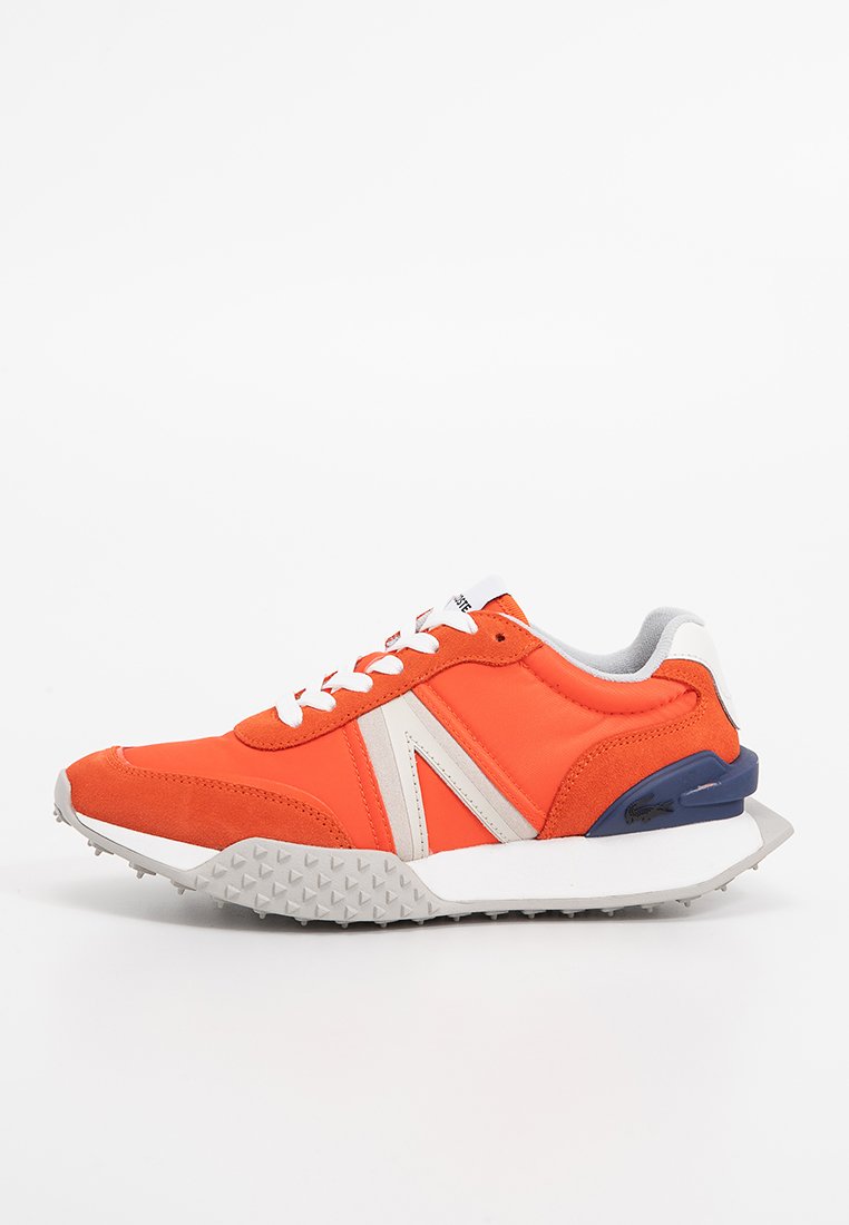 Oranje en witte sport sneaker met witte veters, gestructureerde grijze zool, blauwe hielsteun en wit "N" logo aan de zijkant.