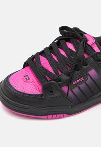 Globe FUSION - Skate shoes - black/pink