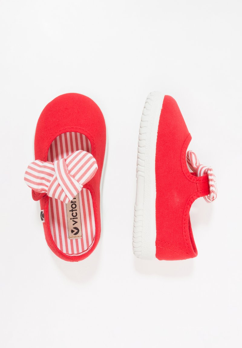 Scarpe da bambino in tela rossa con suole in gomma bianche, interno a righe e dettaglio con fiocco sulla parte superiore, viste dall'alto e di lato.