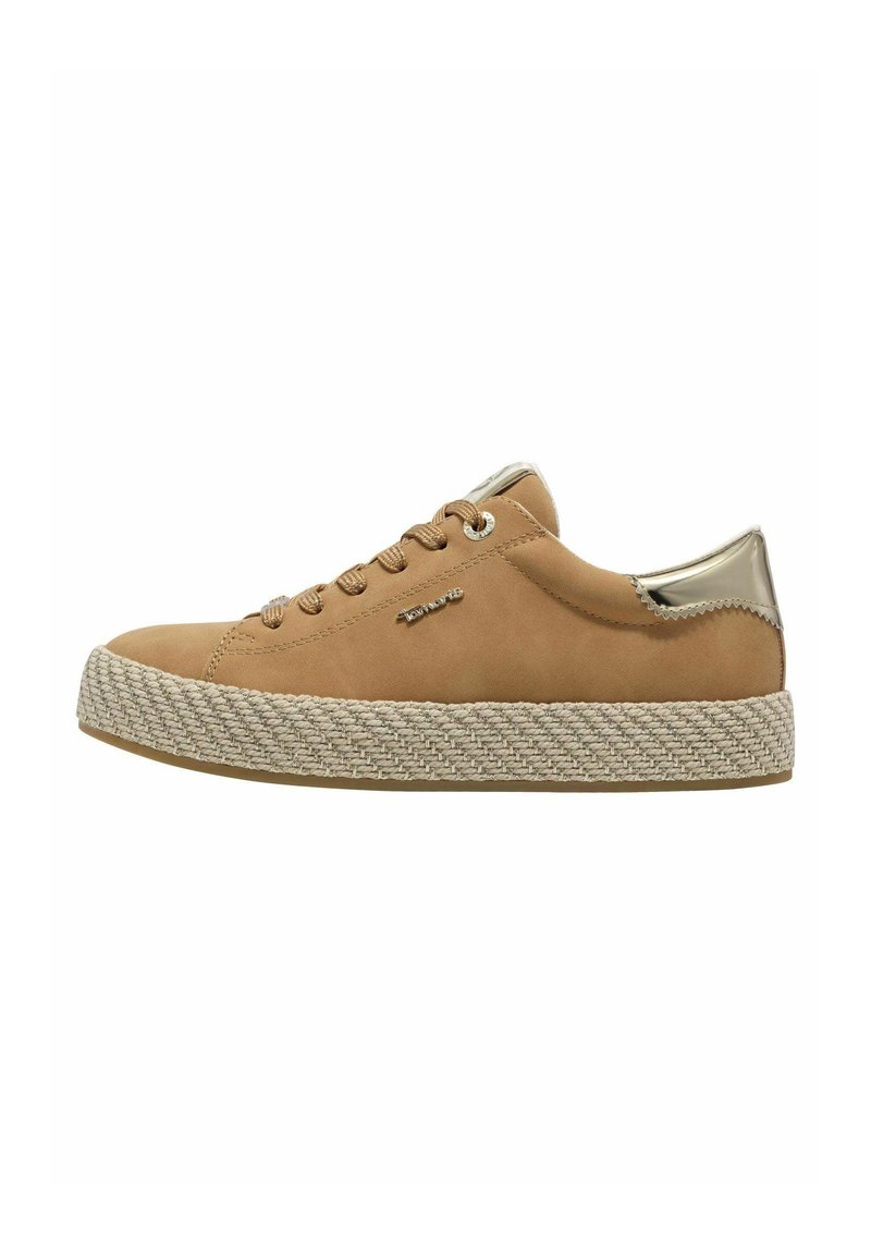Sneaker in suede tan con accenti dorati, punta rotonda, sei occhielli e suola intermedia in stile juta intrecciata. Dettagli metallici lisci sul tallone.