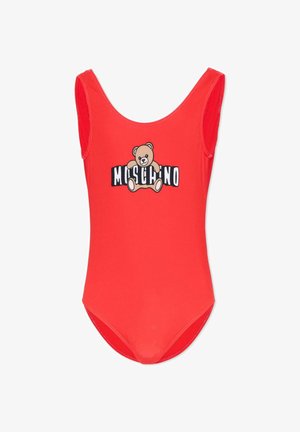 Costume da bagno rosso senza maniche con scollo tondo, caratterizzato da una grafica centrale con un orsacchiotto sopra il testo audace "MOSCHINO".