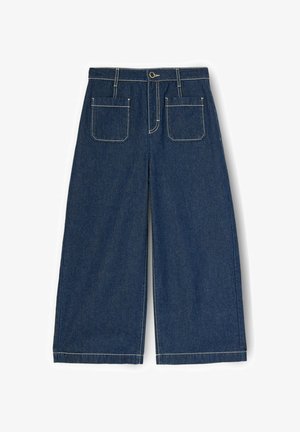 Dunkelblaue Denim-Hose mit weitem Bein, aufgesetzten Fronttaschen, sichtbaren weißen Nähten, Gürtelschlaufen und Knopfverschluss.