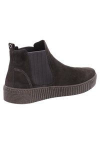 Braune Wildleder-Stiefeletten mit elastischen seitlichen Einsätzen, strukturiertem Gummisohle und einer Schlaufe hinten für einfaches Anziehen. Das Design zeichnet sich durch eine glatte Oberfläche aus.