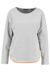 Sudadera gris de manga larga, con cuello redondo y dobladillo curvo. Presenta franjas coloridas en la parte inferior y una textura suave.