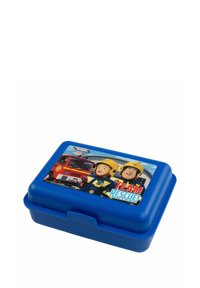 Una lunchbox blu di plastica con un coperchio stampato raffigurante personaggi e un camion dei pompieri. La scatola ha una chiusura a scatto sicura e una superficie liscia.