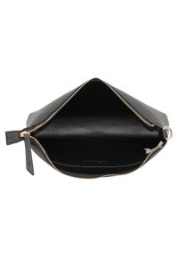 Černá kožená taštička s texturovaným povrchem, zlatým zipem a hladkým černým vnitřkem. Obsahuje malou koženou visačku.