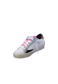 Sneaker bianca con accenti argentati glitterati, lacci rosa e blu, e un tallone nero texturizzato. Presenta una suola in gomma liscia e una punta perforata.