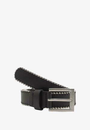 Cintura nera in pelle con borchie d'argento lungo i bordi e una fibbia rettangolare in metallo argentato, disposta in piano su sfondo bianco.