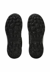 Czarne gumowe podeszwy butów z teksturowanym wzorem antypoślizgowym, z wypukłymi kształtami heksagonalnymi i pentagonalnymi. Marka "reima" wytłoczona na pięcie.