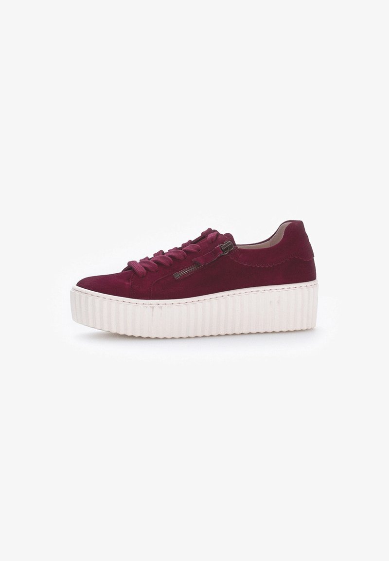 Bordeaux gekleurde suède platform sneaker met ribbelige witte zool, dikke veters en zijritsdetail, weergegeven in profiel op een witte achtergrond.