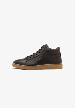 Baskets montantes en cuir brun foncé avec des côtés perforés, bout rond, lacets assortis et semelle brun clair, présentées en profil latéral.