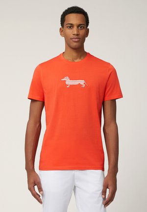 Camiseta naranja brillante de algodón, con un gráfico de un dachshund a rayas blancas en el frente. Diseño de mangas cortas y cuello redondo.