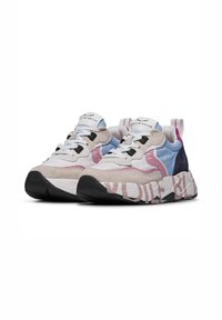 Sneaker chunky in materiali beige, rosa e blu, caratterizzate da un design testurizzato, suola in gomma nera a contrasto e branding decorativo sui lati.