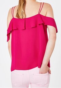 Top fucsia con scollo asimmetrico e design arricciato, dotato di spalline sottili. Tessuto morbido e leggero che cade elegantemente sulle spalle.