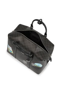 Čierna vzorovaná taška na cestovanie so strieborným zipsom, hornými uchami a cestovnými nálepkami. Hladký povrch s logom a akcentmi na bočných stranách.