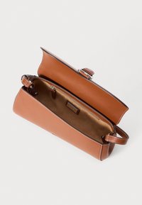 Šviesiai ruda odinė rankinė su lygiu paviršiumi, turinti atvirą viršų, vieną diržą, vidinį kišenę ir kontrastingą siuvimo ornamentiką.