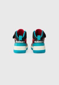 High-Top-Sneaker mit einem schwarzen und roten synthetischen Obermaterial, türkisfarbenen Akzenten und einer weißen Sohle. Auffälliger "GRRRR!!!"-Schriftzug an der Ferse.