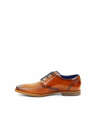 Brązowe skórzane buty sznurowane z textured powierzchnią, gładkimi panelami i kontrastującym ciemnoniebieskim wnętrzem. Oferują okrągły nos i niski obcas.