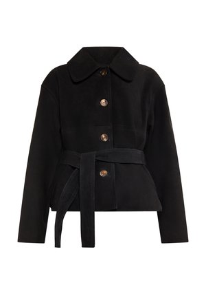 Giacca di suede nera con colletto, cinque bottoni e cintura legata in vita. Presenta una texture morbida e una forma strutturata.