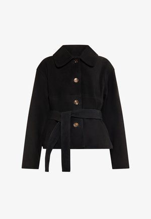 Jachetă din suede negru cu guler, cinci nasturi și curea legată în talie. Dispune de o textură moale și o formă structurată.