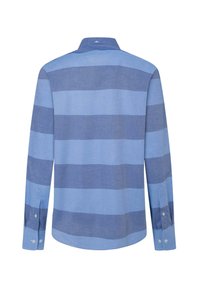 Camisa de botones a rayas con franjas horizontales alternas en azul claro y oscuro, cuello puntiagudo y puños abotonados.