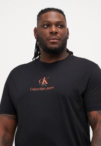 Calvin Klein Jeans PLUS SHADOW LOGO TEE - Marškinėliai su spaudiniu - black