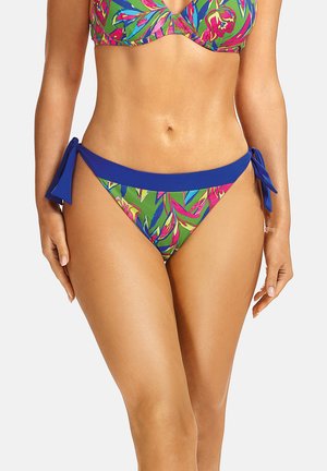 Zestaw bikini z wyrazistym wzorem kwiatowym w zielonych, różowych i niebieskich odcieniach. Dół ma solidny niebieski pas w talii z przewiązanymi akcentami.