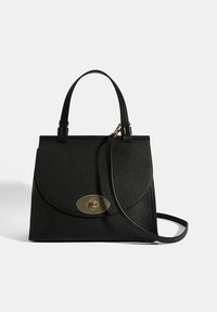 Schwarze Lederhandtasche mit strukturiertem Design, ovalen goldenen Beschlägen, oberen Griffen und einem verstellbaren Schultergurt. Mit strukturiertem Oberflächendetail.