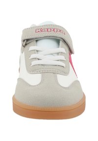 Weißer und grauer Sportschuh mit einem Klettverschluss, rosa Akzenten und Gummisohle. Mit strukturiertem Wildleder und synthetischen Materialien.