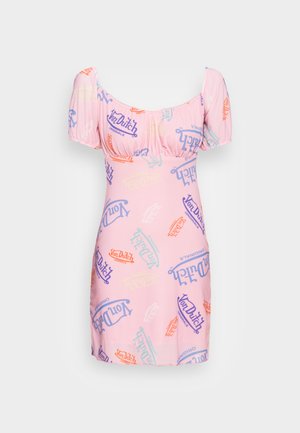 O vestido mini rosa apresenta mangas curtas em balão e uma silhueta ajustada, decorado com logos coloridos da Von Dutch em várias orientações.