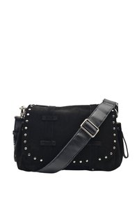 Sac crossbody en velours noir avec des clous en argent sur le rabat et une large bandoulière en cuir réglable.