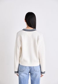 Tommy Jeans CREST CABLE  - Jersey de punto - ancient white