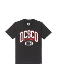 Čierne bavlnené tričko s veľkým bielym a červeným grafickým potlačou "DC Shoe Company" a číslom "094" na prednej strane. Klasický oválny výstrih.