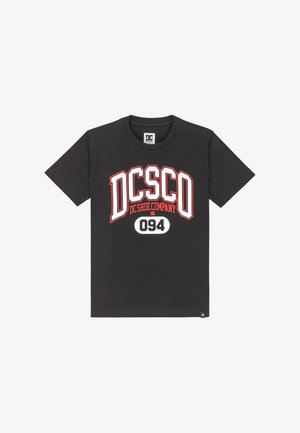 Czarna bawełniana koszulka z dużym białym i czerwonym nadrukiem "DC Shoe Company" oraz numerem "094" na przodzie. Klasyczny okrągły dekolt.
