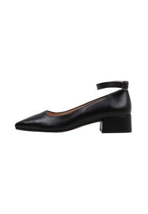 Escarpins noirs en cuir avec une bride à la cheville, un bout pointu et un petit talon carré. Texture lisse avec un design simple et des détails minimaux.