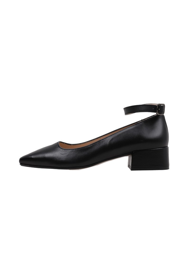 Escarpins noirs en cuir avec une bride à la cheville, un bout pointu et un petit talon carré. Texture lisse avec un design simple et des détails minimaux.