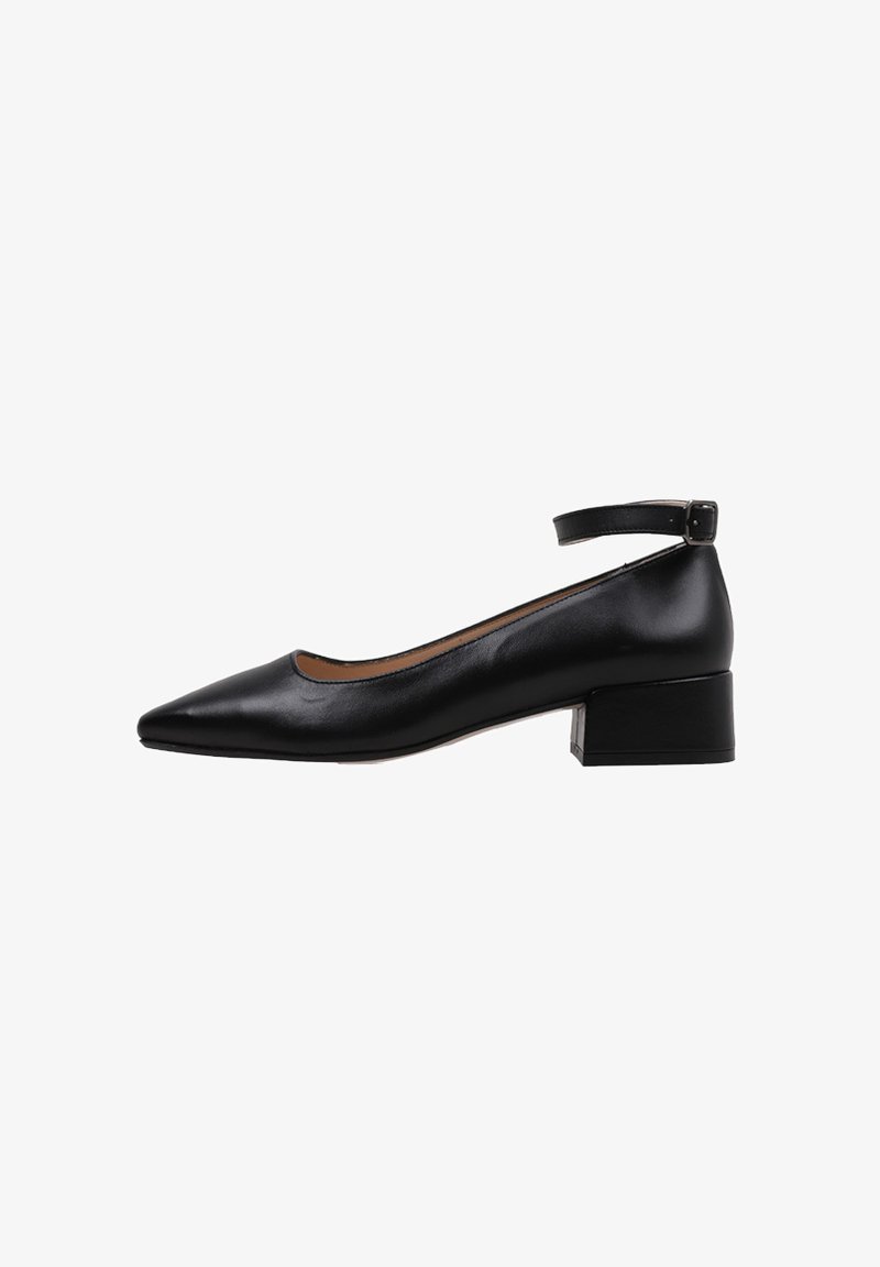 Escarpins noirs en cuir avec une bride à la cheville, un bout pointu et un petit talon carré. Texture lisse avec un design simple et des détails minimaux.