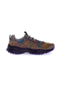 Sneaker marrone e grigio con una tomaia texturizzata, accenti blu e arancioni, una intersuola nera maculata e una suola viola. Presenta lacci e una linguetta sul tallone.