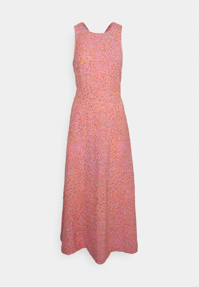 Robe maxi rose sans manches avec un corsage ajusté et un motif tourbillonnant feuilles orange et bleu clair, présentée sur fond blanc.