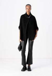 VILA VICEMRE - Mantella - black