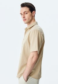 Koton CLASSIC - Camisa - beige
