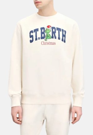 Uomo che indossa una felpa bianca con testo blu "ST. BARTH", Grinch verde con cappello rosso di Babbo Natale e testo rosso "Christmas" sotto.