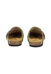 Sandales à semelle en liège marron avec des brides en daim vert olive et des boucles réglables, design à dos ouvert, semelle texturée pour une meilleure adhérence.