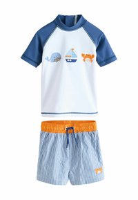 To-delt børnesvømmesæt bestående af en hvid og blå kortærmet top med broderede havmotiver og blå stribede shorts med en orange talje.