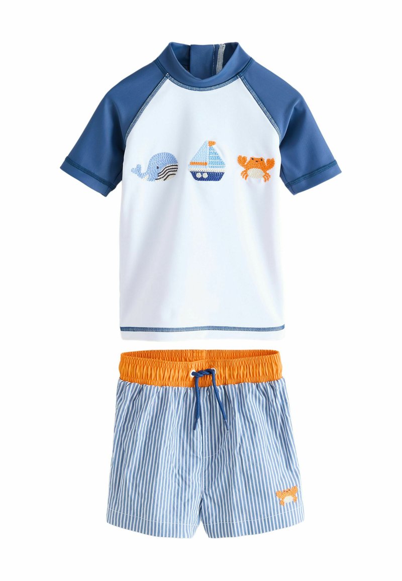 To-delt børnesvømmesæt bestående af en hvid og blå kortærmet top med broderede havmotiver og blå stribede shorts med en orange talje.