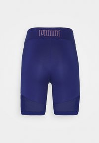 Pantaloni sportivi blu navy con una texture liscia, dotati di un logo PUMA rosa sulla vita e inserti in rete sui lati.