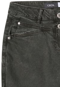 Ciemnozielone spodnie dżinsowe o fakturowanej powierzchni, z zamkiem błyskawicznym, dwoma przednimi kieszeniami oraz srebrnymi detalami. Etykieta marki: CECIL.