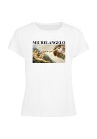 Hvid bomulds t-shirt med et trykt grafik af "Adams Skabelse" af Michelangelo, med fed sort tekst der siger "MICHELANGELO."