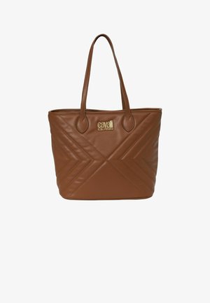 Brązowa skórzana torba typu tote z podwójnymi uchwytami, przeszyciami w jodełkę i złotym logo Cavalli Class na środku z przodu.