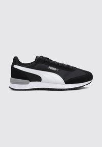 Svart och vit sneakers med övre del i mocka och textil, med en vit PUMA-logotyp, en dämpad sula och en klassisk atletisk design.